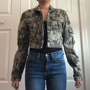 Short jacket with long sleeve.